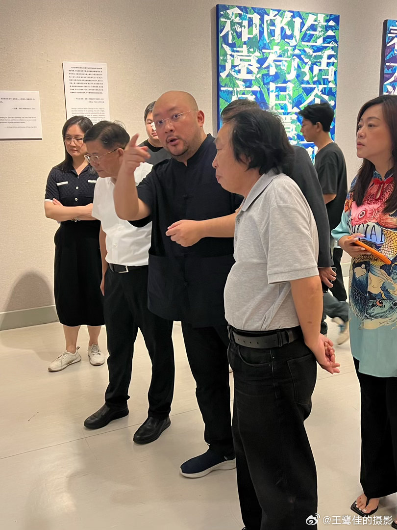 摄影人  今天下午，参加“墨蓝翠彩”，吴谦作品展启动仪式。艺术分享王鹭佳