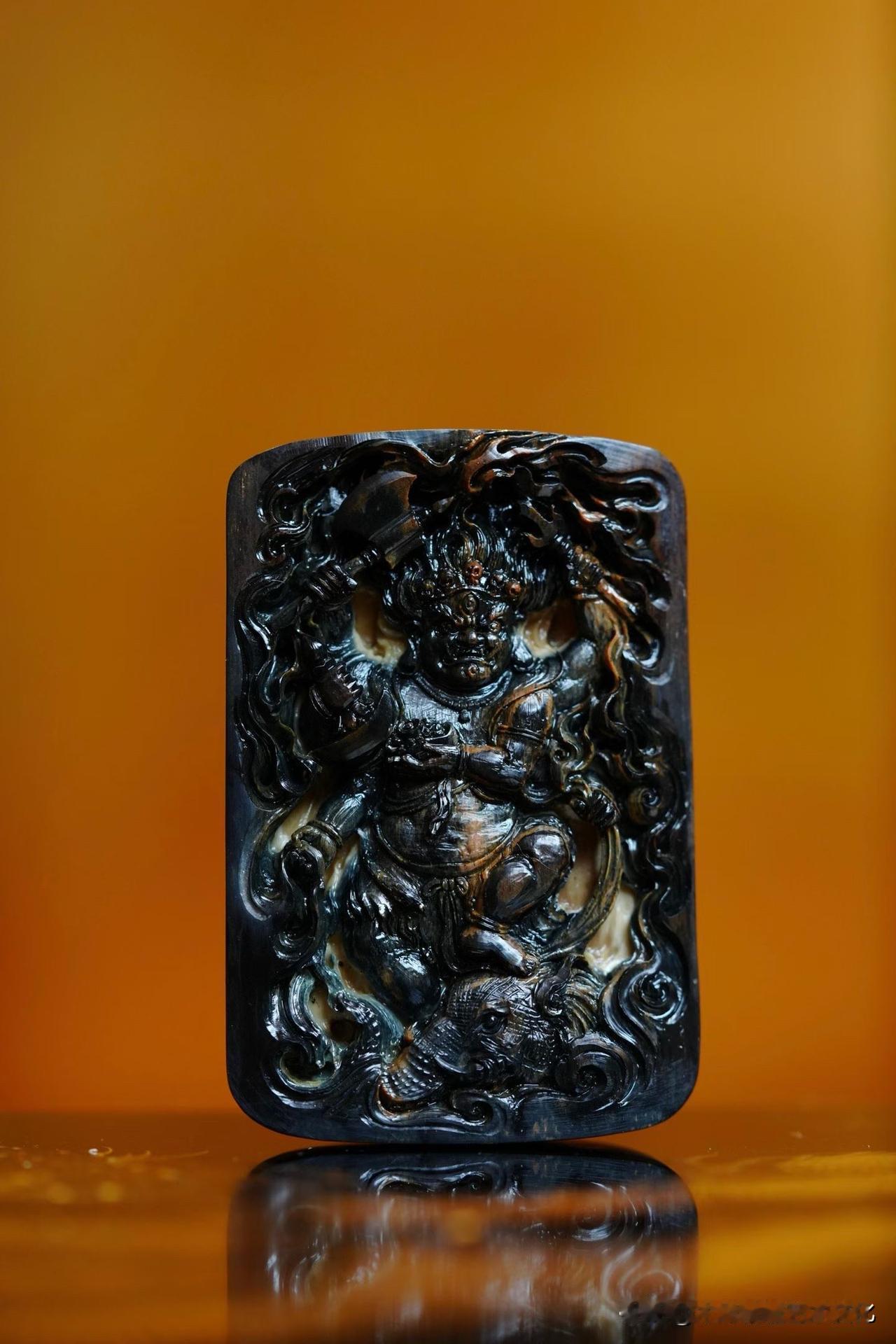 威猛之相，繁而不乱。

猛犸温润的质感，与六臂大黑天凌厉的造型形成强烈对照。三目