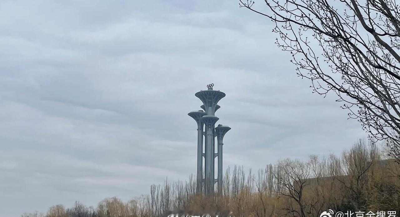 ? 雨雪后北京上空现糙面云，宛如倒悬波涛】一场雨雪天气过后，今天上午，北京天空出