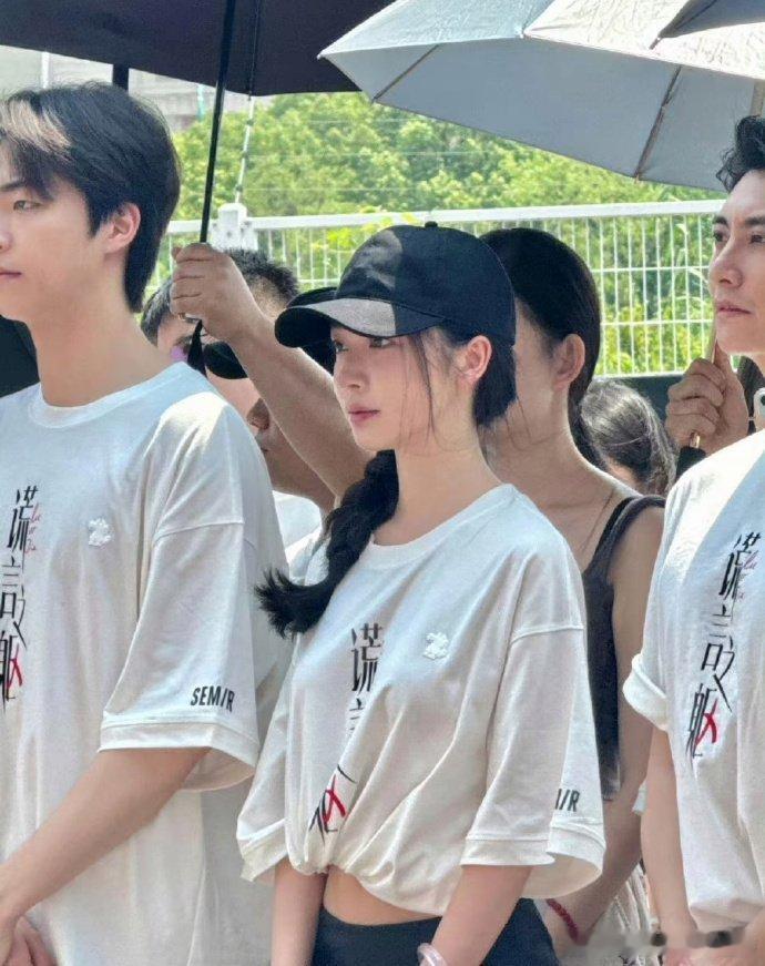 看的出来易梦玲真的很想进娱乐圈了，又进组了 