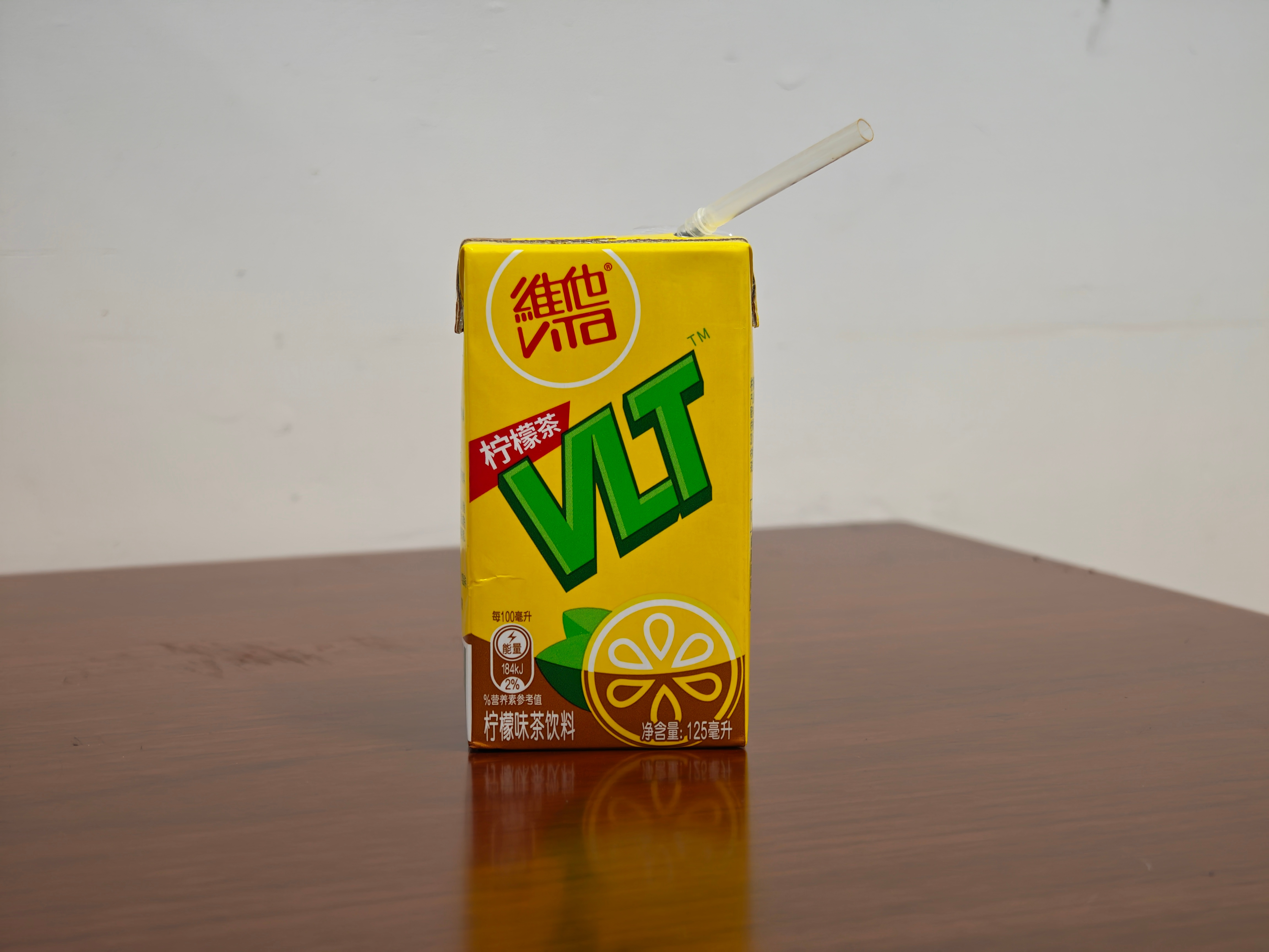 最好喝的两个饮料，一个是健力宝，再一个就是维他柠檬茶。 