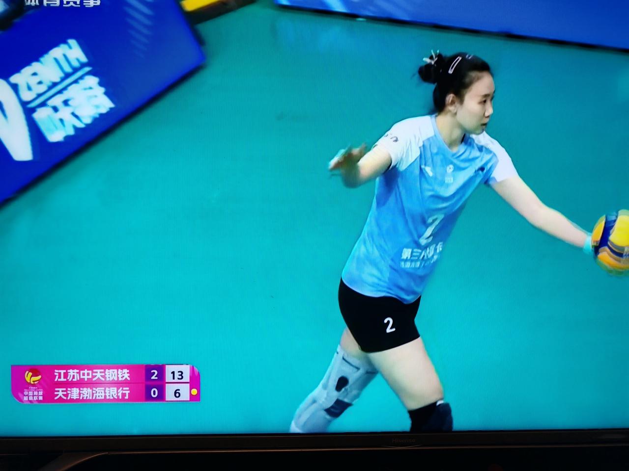 女排排超联赛半决赛第二场，江苏女排25：10，25：22，拿下前两局，第三局江苏