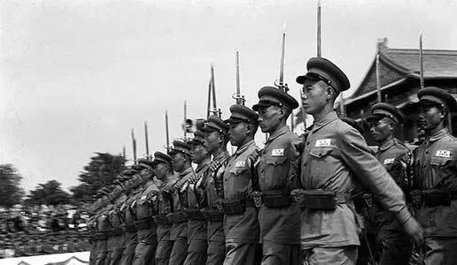 难得一见的老照片，解放军第一次阅兵就如此威武霸气。
1950年国庆大阅兵时，身着