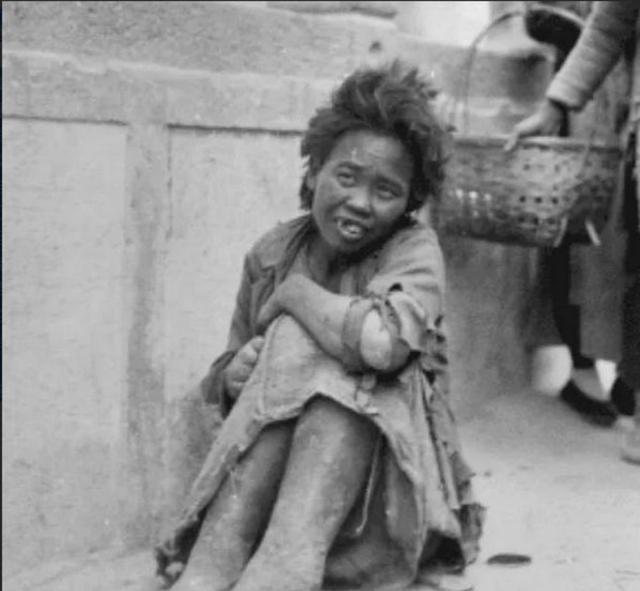 1943年，暗窑子内的“扛刀姑娘”古淑英不小心洒了一桶泔水，老鸨怒气冲冲地用菜刀