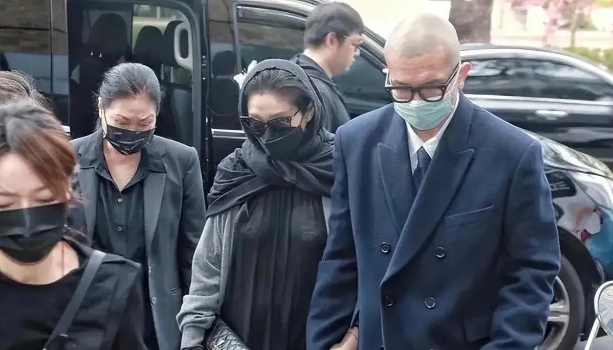 天呐，偶像剧女王大S嫁给韩国人后怎么变成这个样子啦？

身材臃肿、穿搭怪异，过去