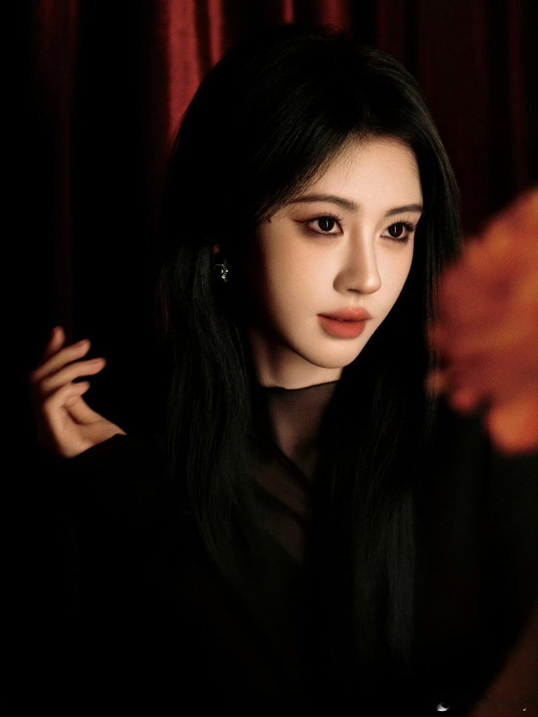 鞠婧祎苏绿夏 jjy鞠婧祎涂口红眼神 我不知如何表达爱意 只知有你是我的幸运” 