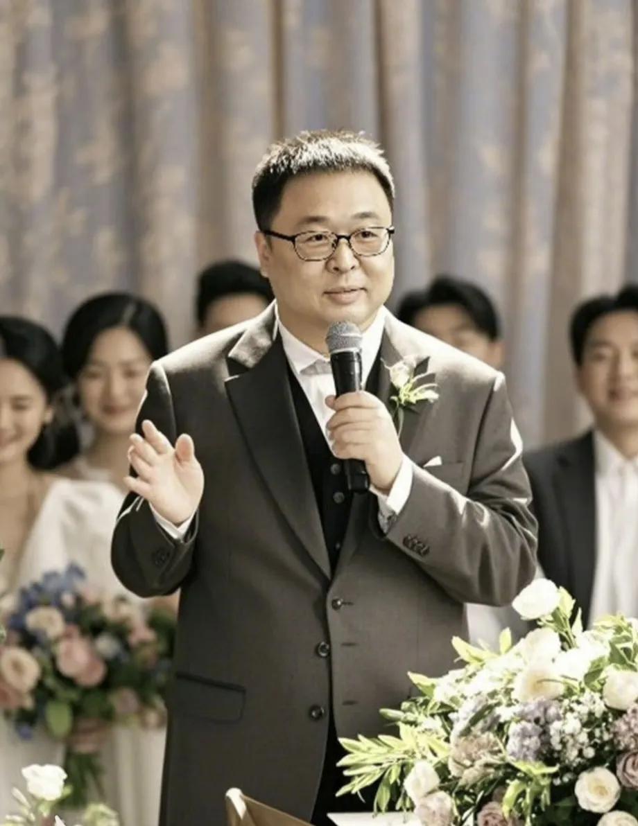 罗永浩说他接下去要全面开展业务，包括婚丧嫁娶，网友立刻给他绘制了一幅当司仪的宣传