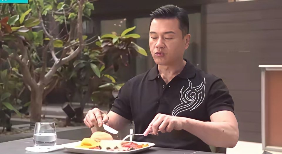 香港明星吕良伟在自家豪宅花园吃早餐，他说：我喜欢吃番薯、蓝莓，补眼的，还有高纤维