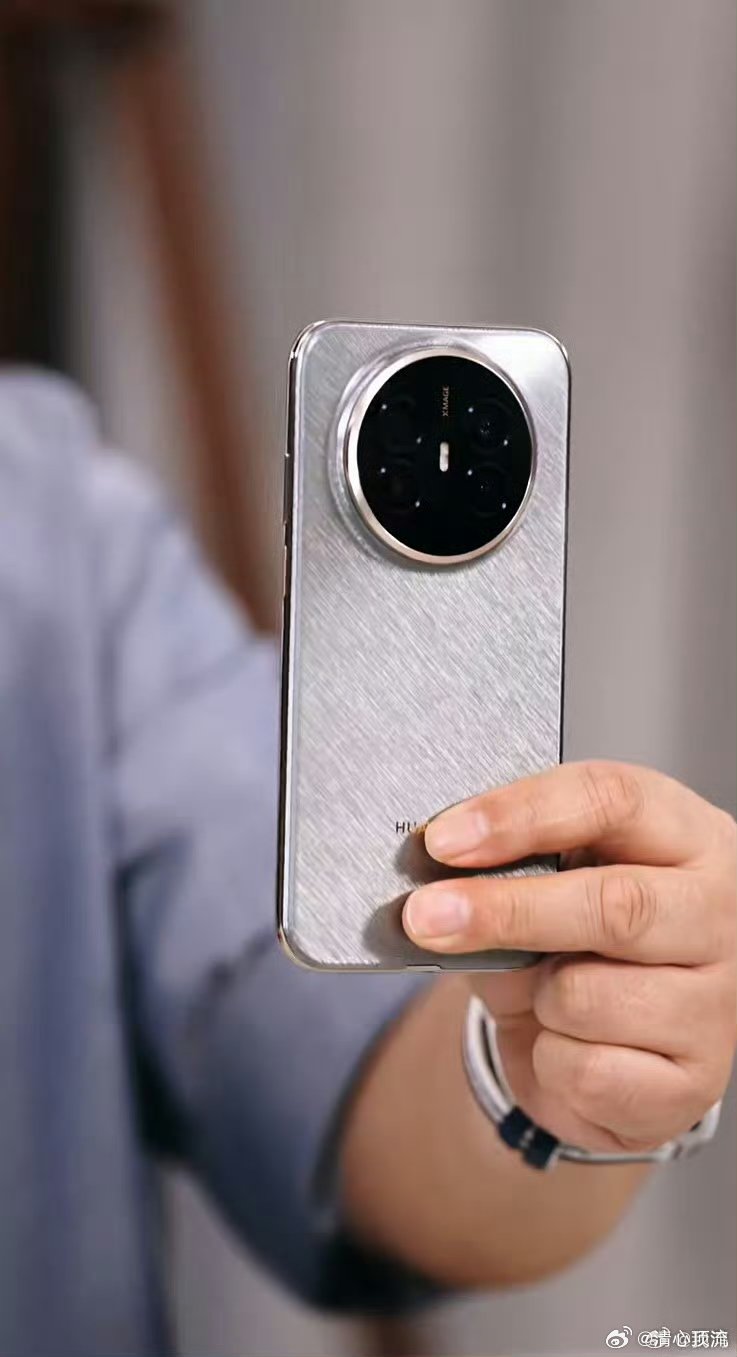 余承东官宣华为Mate70Air 手机的屏幕真的是大了好多，华为Mate 70 