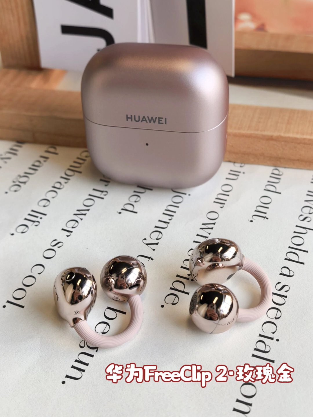 朱珠统一了东西方的审美 朱珠的贵气真的刻进骨相里！流畅舒展的侧颜自带松弛感，东西