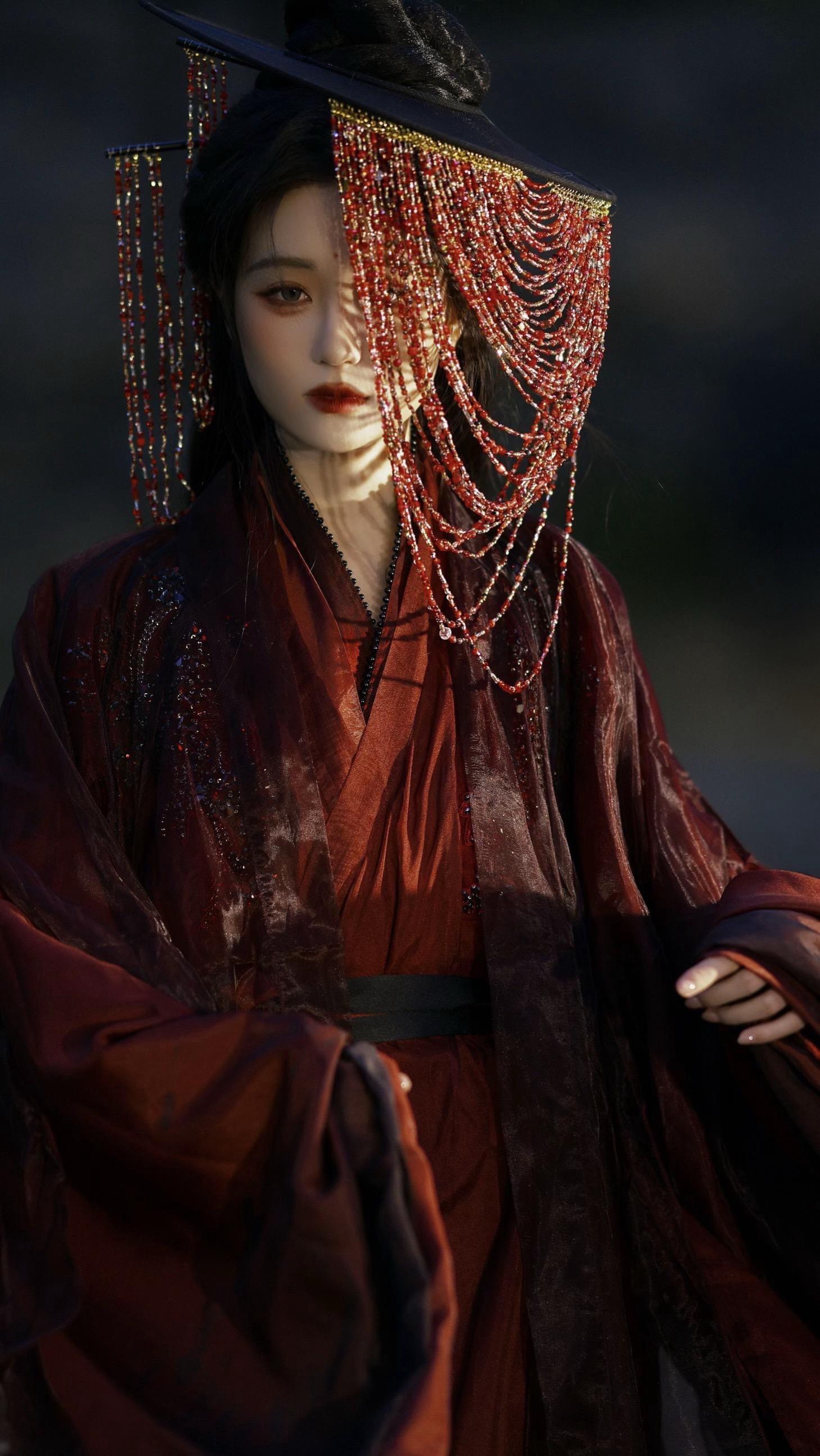 红衫为祭，断了恩仇。摄影：合羽白 出镜：竹大宝 出品：和颐轩