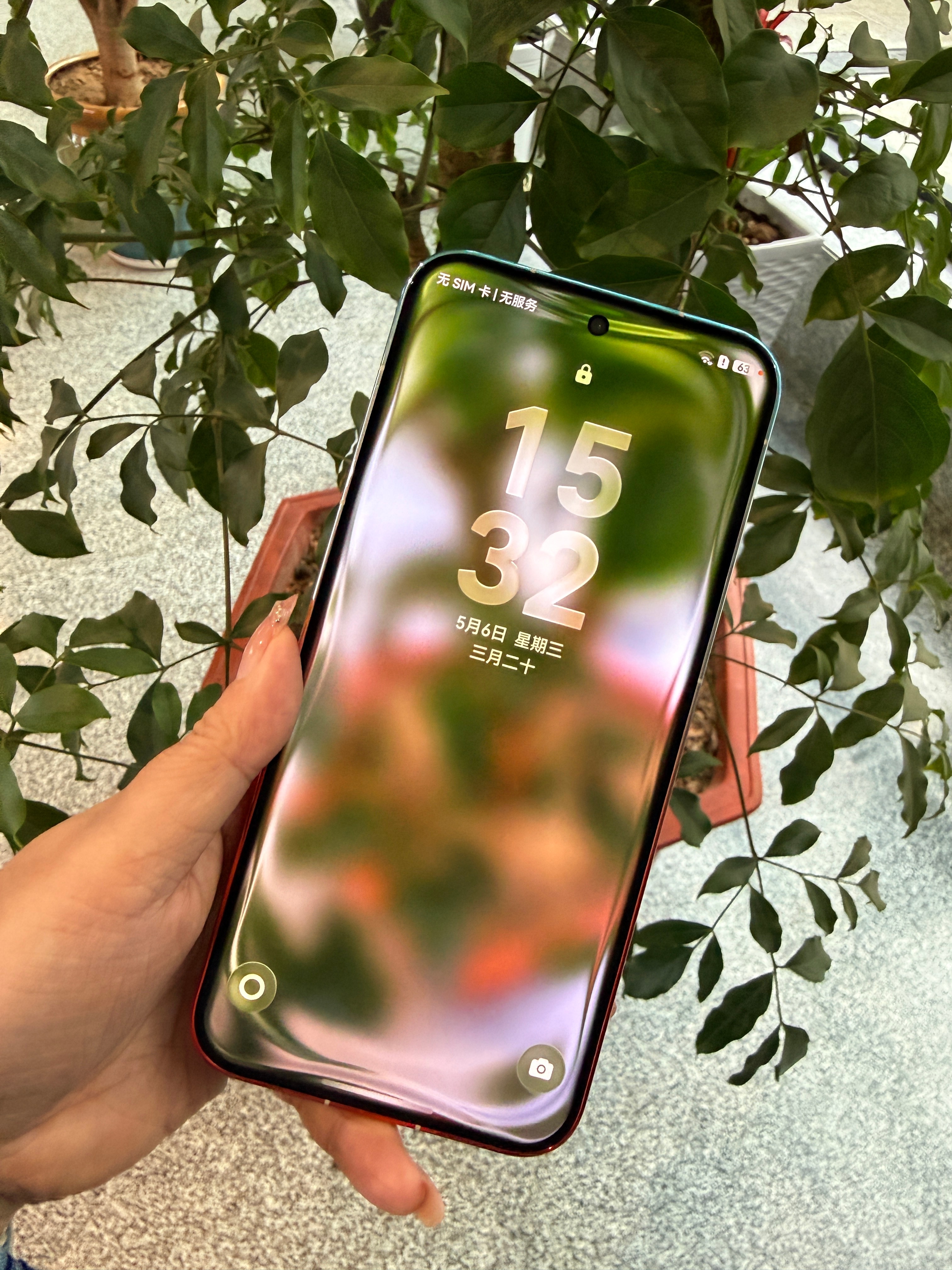 华为这是把手机做透明了？Pura90系列的光感无界主题，壁纸会跟着环境实时变化，