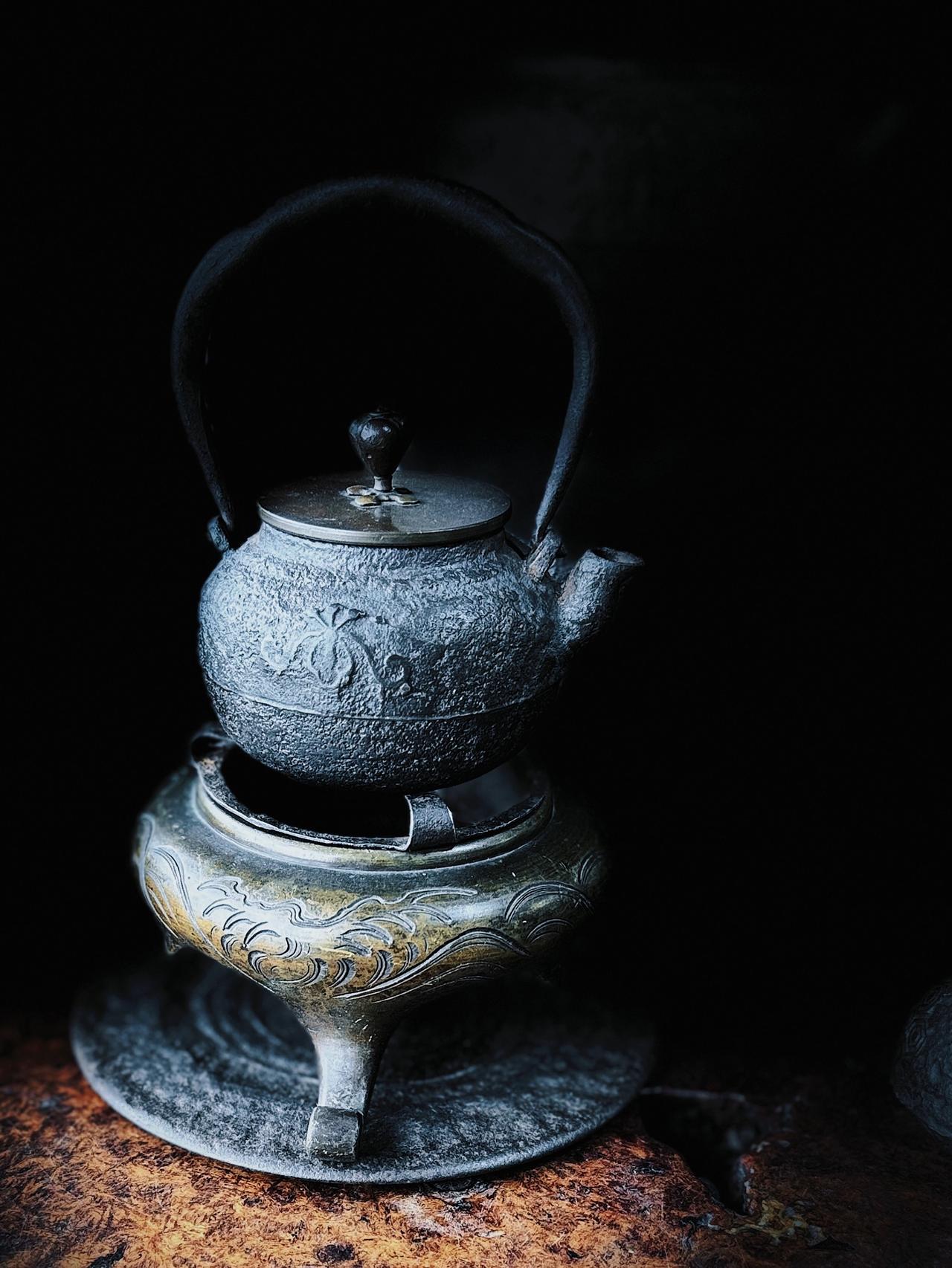 青瓷碗里，茶叶舒展如蝶，沸泉注入的瞬间，白雾腾起，裹挟着草木清香。这方茶席，便是