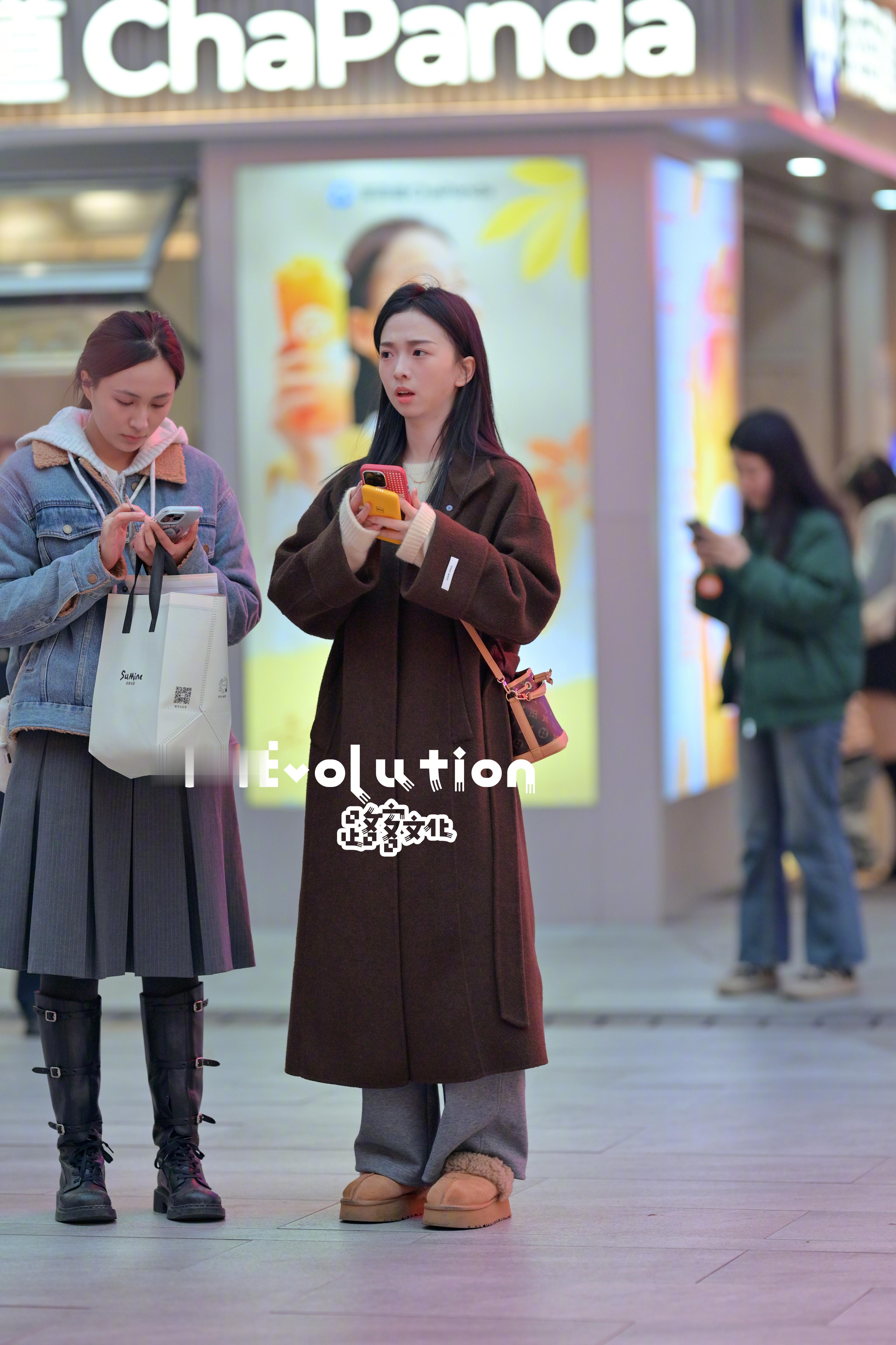 小姐姐看什么呢？ 