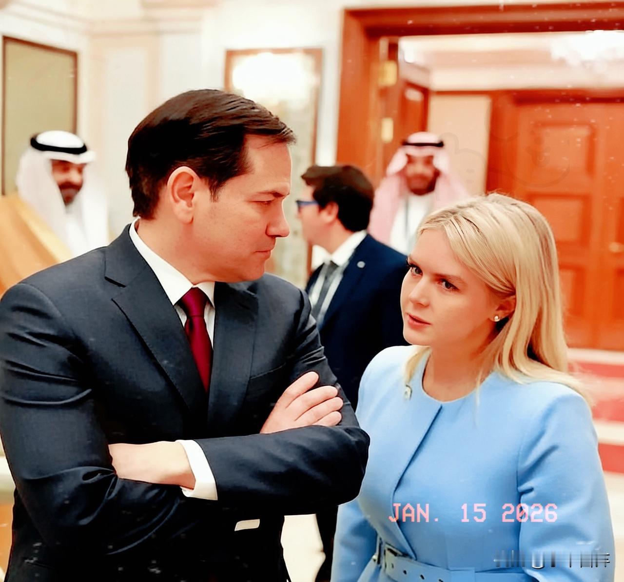 卢比奥和卡罗琳算是美国政客里懂得生存之道的代表。

卢比奥这般行事，在复杂的环境