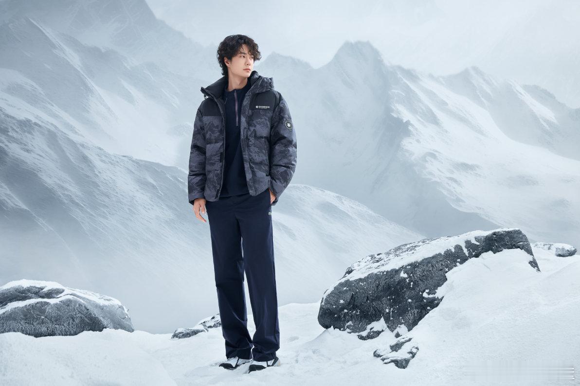 天冷了王一博有鸭鸭不怕冷 冬日时尚风向标已被王一博稳稳拿捏！他身着多款羽绒服，瞬