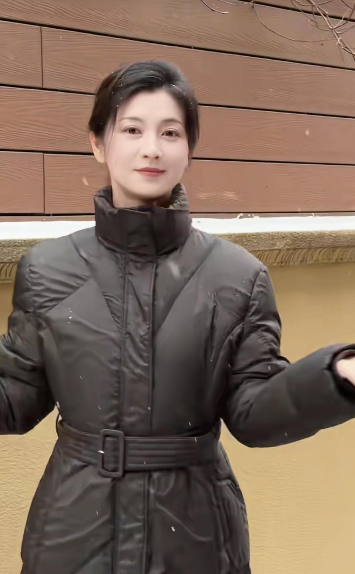 42岁斓曦雪景拍照！穿过时羽绒服上热搜，这才是今年冬天最顶级的时尚