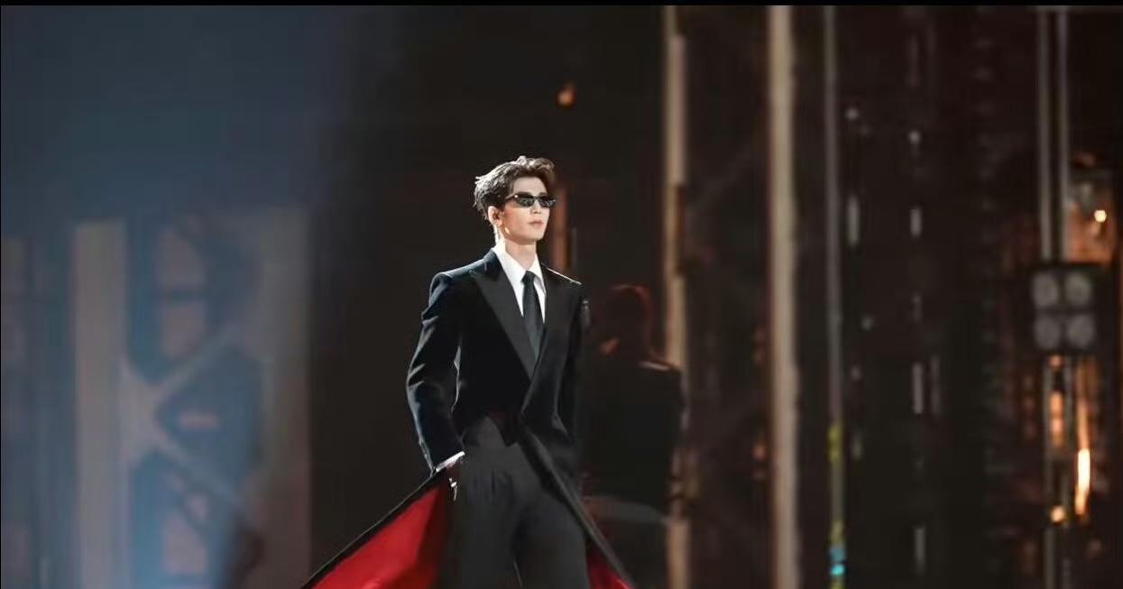 张凌赫又上热搜，自《逐玉》开播的这二十几天来，在大家对张凌赫从14岁到28岁的考