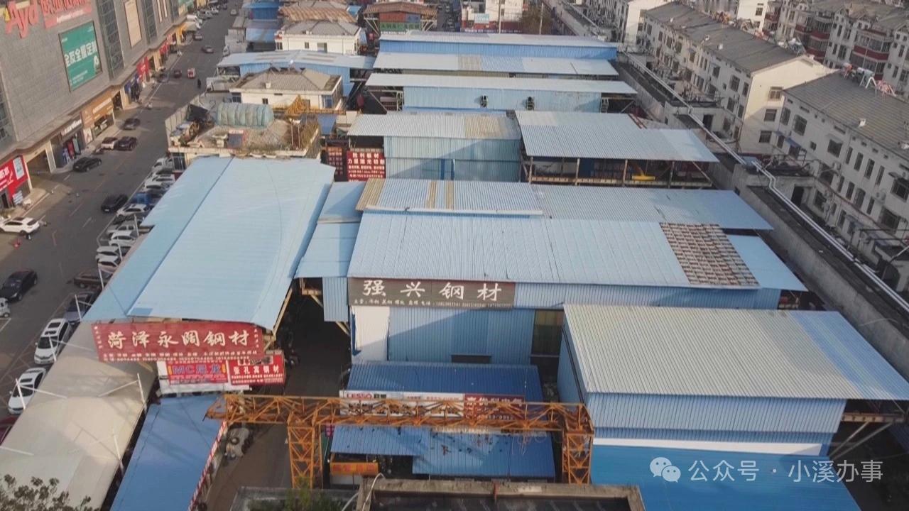 建材市场盖大棚侵占小区公共区域，两次认定违建为何迟迟不拆？

在山东菏泽市鲁西南