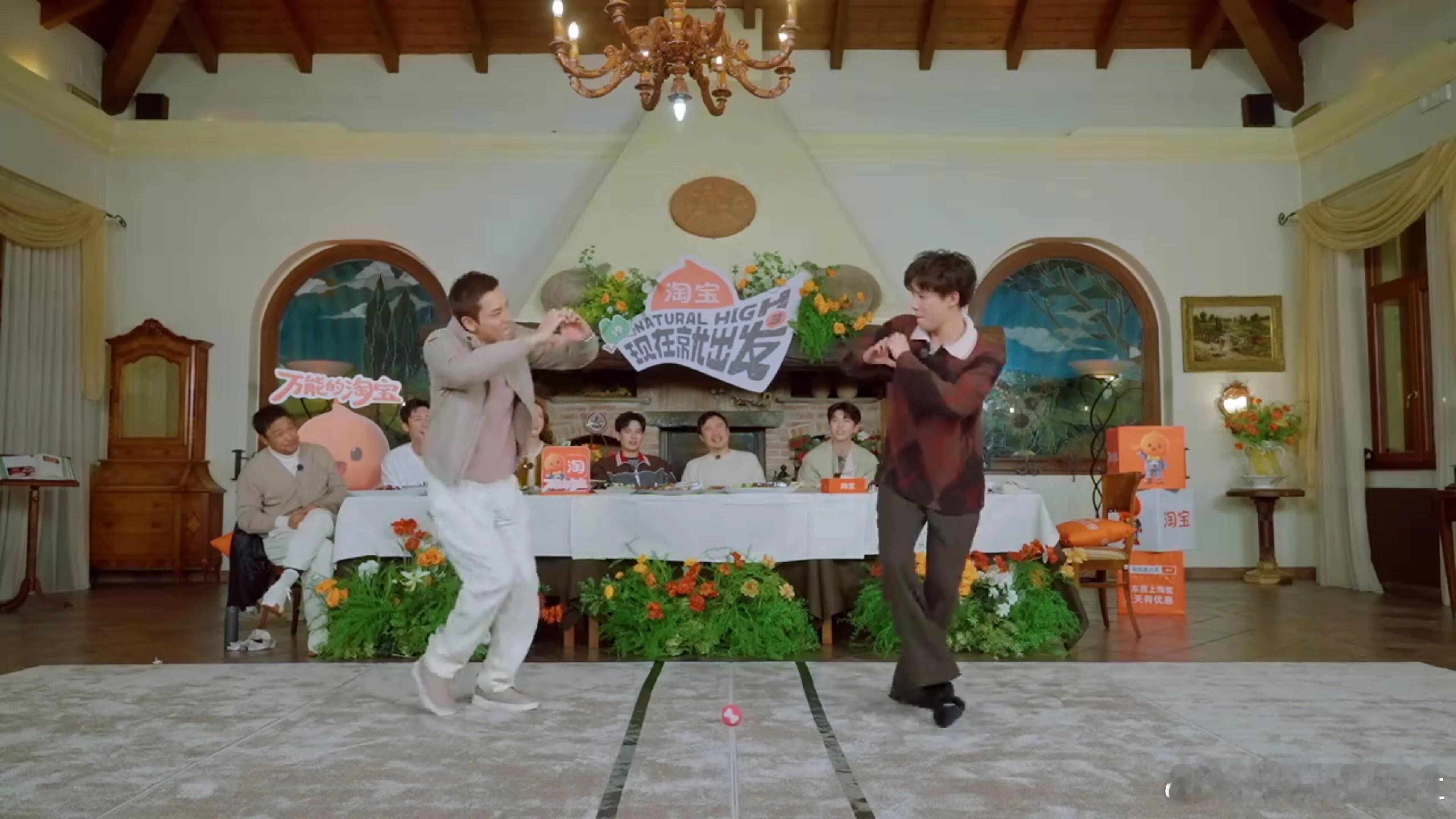 王安宇教陈伟霆粤语，王安宇的粤语自成一派，不仅让陈伟霆听得一脸懵，还成功把对方带