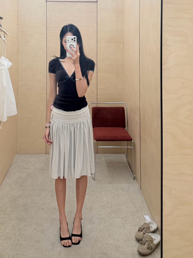 试衣ing…筠嘟会穿 公司换了新办公室，办公室还有试衣间，好高级喔！感觉像在买手