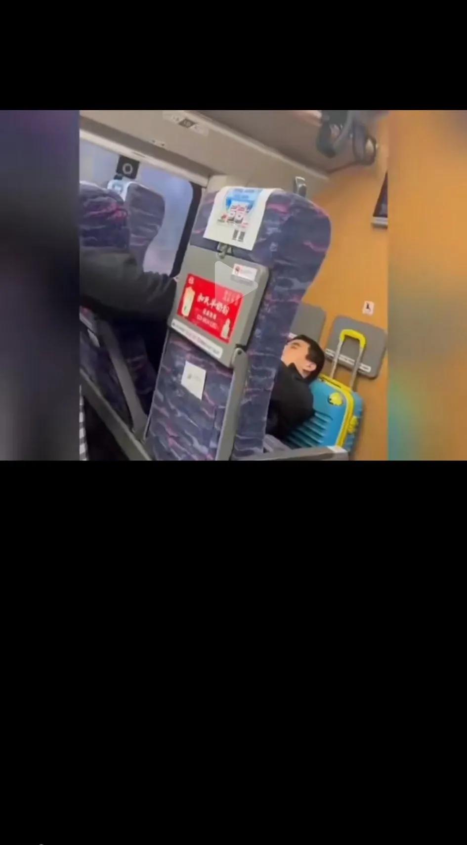 什么样的坏种能这样坐！竟然欺辱小孩！这个社会为什么老实人反而容易被欺辱！