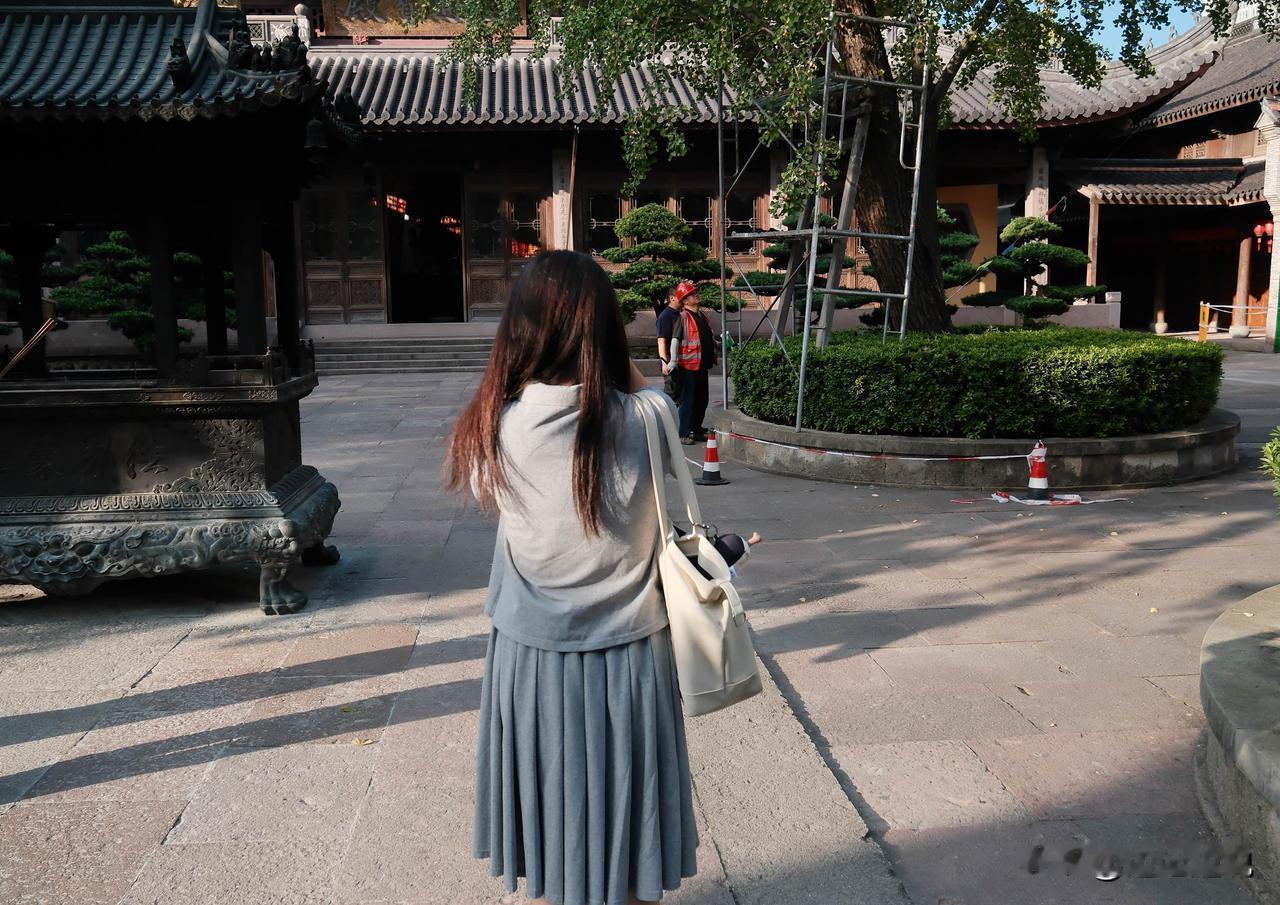【闹市古刹，静守本心！】今日下午，七塔寺采访间隙随手拍下。古寺深深，梵音悠远，女