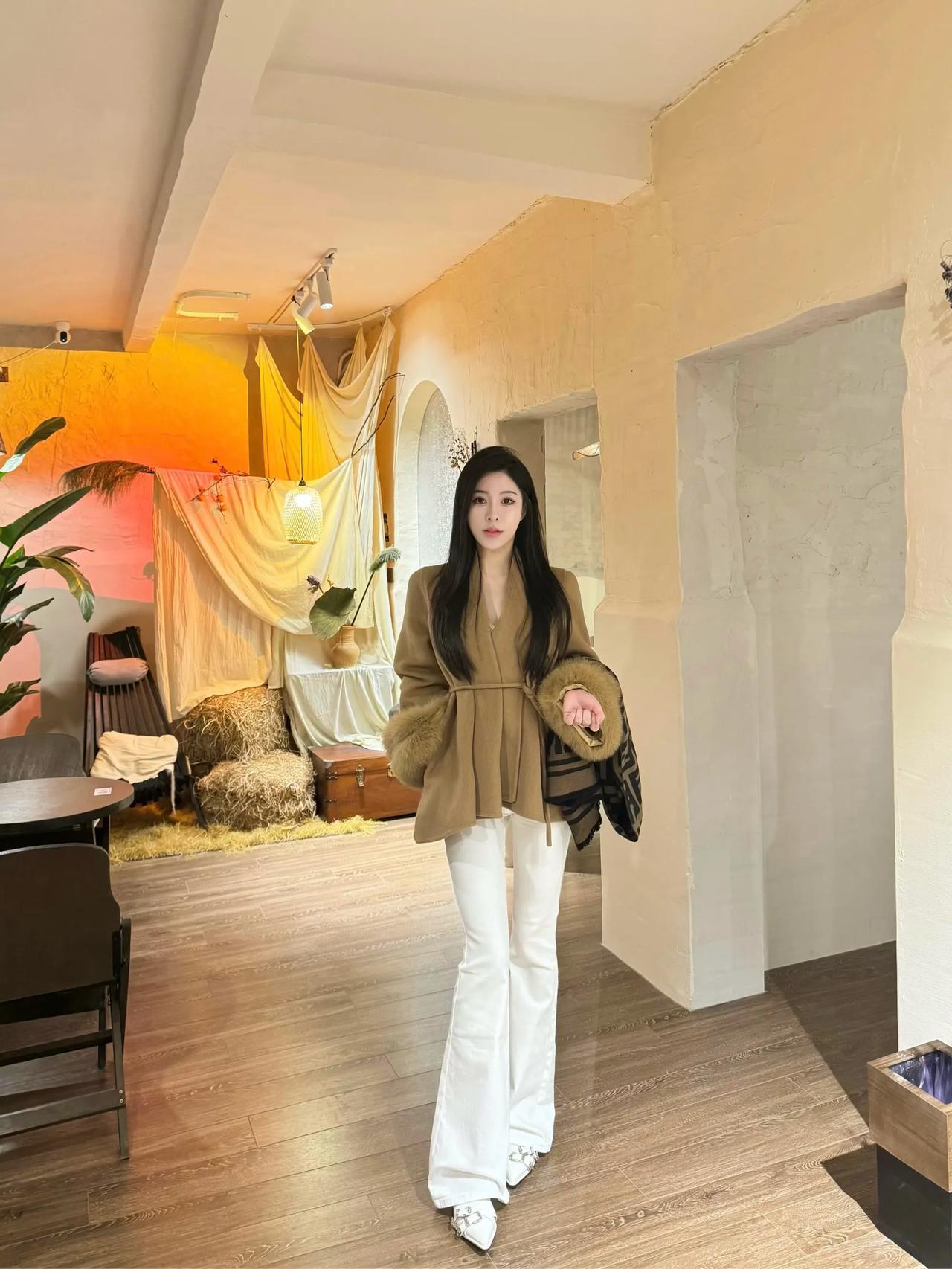 玉人倚栏思旧梦，花影摇曳月如钩。