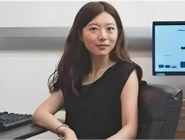 “我宁愿在美国住下水道，翻垃圾！也不回中国！”

说这话的人，叫何碧玉。你可能想