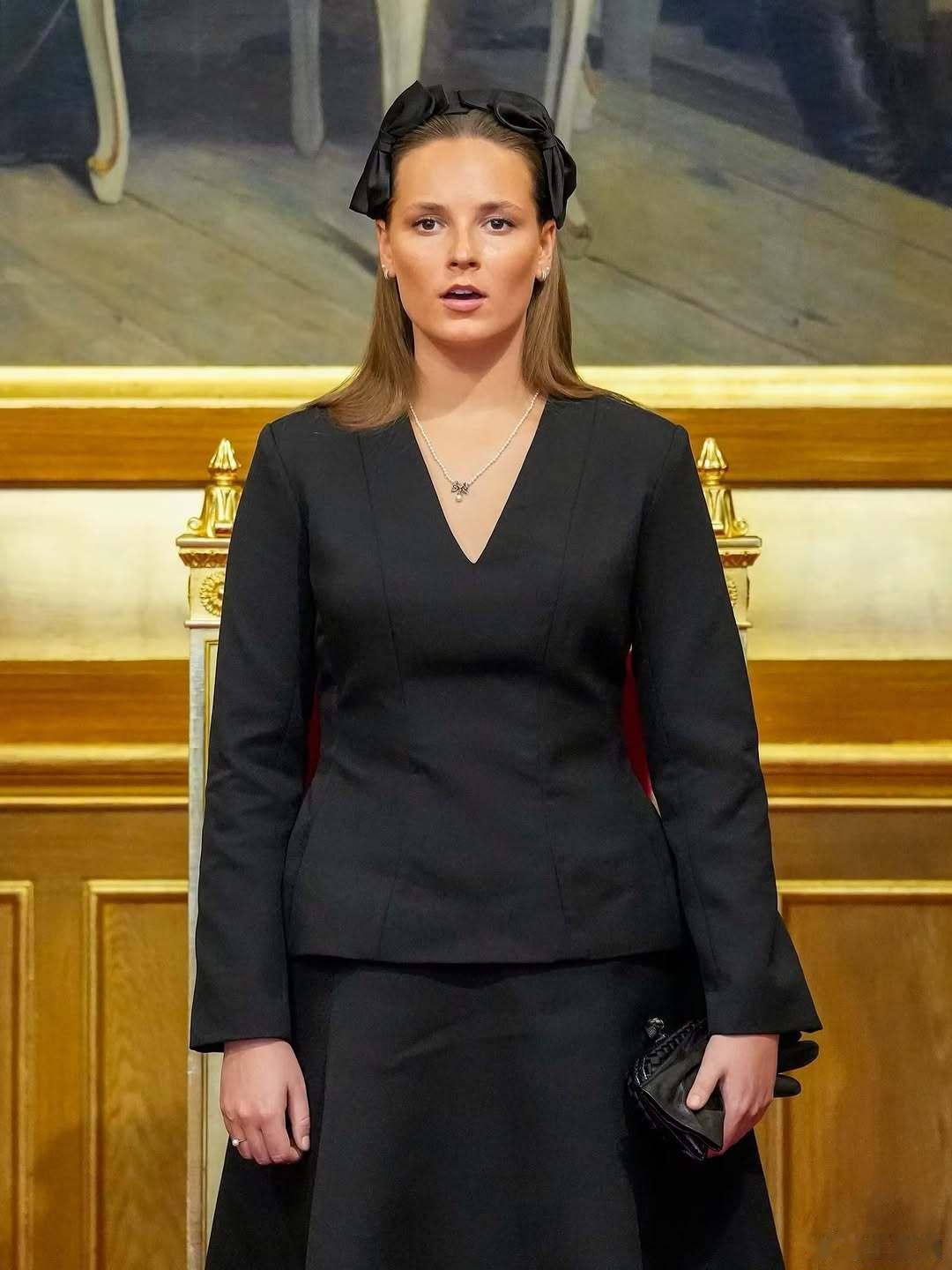 挪威王室 🇳🇴10月2日，英格丽德·亚历山德拉王储出席国会开幕仪式。梅特-玛