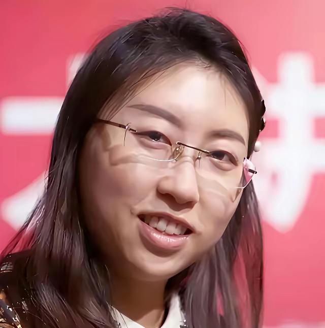 贾浅浅这事儿，最近算是有了定论。西北大学一纸通报，坐实了她论文抄袭，硕士学位和副
