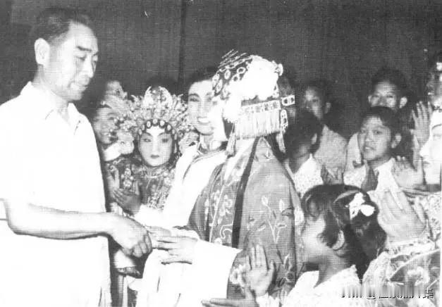 1959年6月2日晚上，在邯郸视察工作的周恩来总理，于中共邯郸地委大礼堂观看了邯