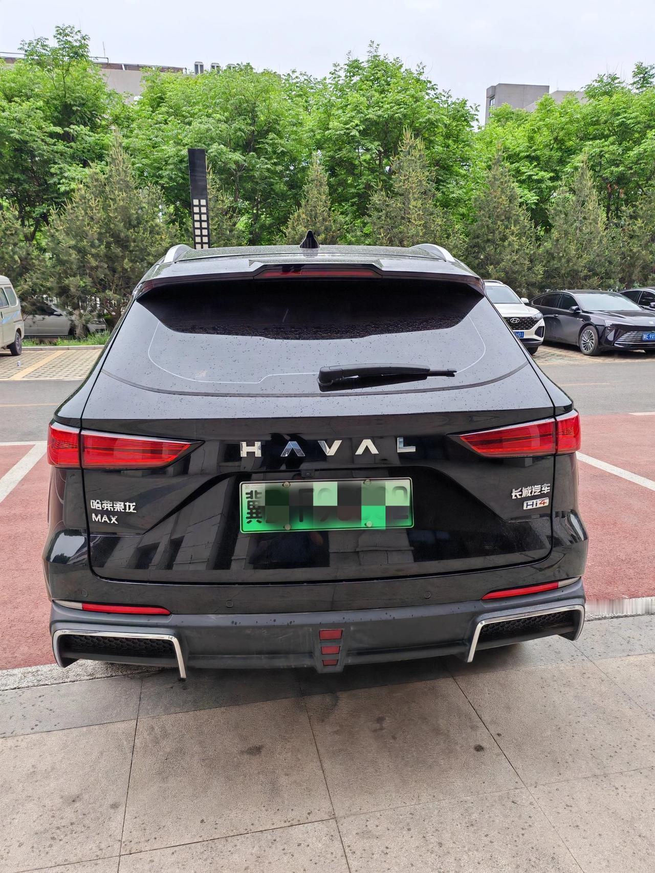 小雨下的哈弗枭龙。#哈弗这车怎么样# #来推荐个SUV#