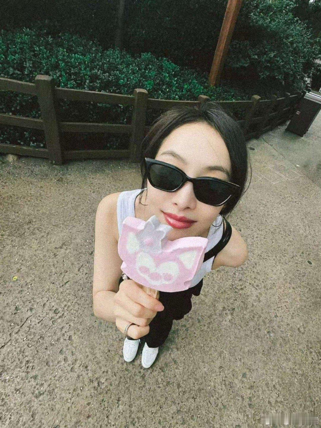 宋茜在逃公主也逃不掉宋茜迪士尼随拍宋茜在逃公主也逃不掉，爱了爱了，[苦涩][苦涩