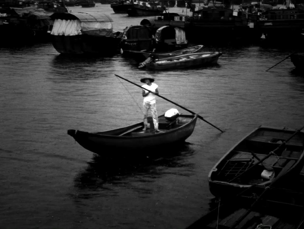 港口里的小船，香港，1983年8月摄。 ​​​