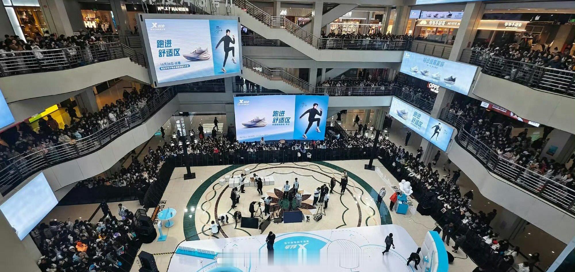 王鹤棣下午三点的活动上午商场就挤满了人，这就是巨星排面[送花花] ​​​