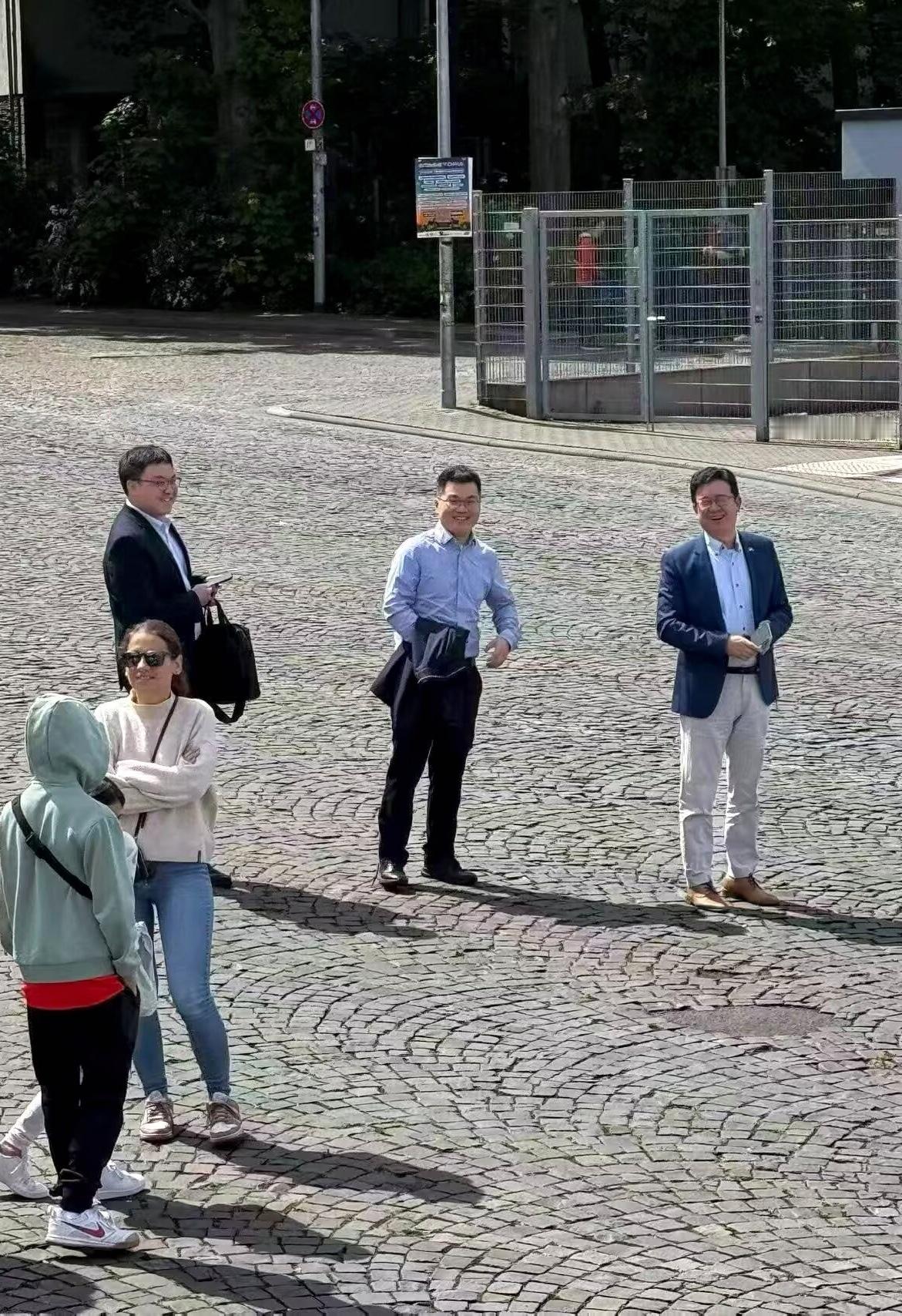 中国驻法兰克福总领事黄昳扬亲临欧冠决赛前线。大战在即，壮心激荡——东哥必胜！  