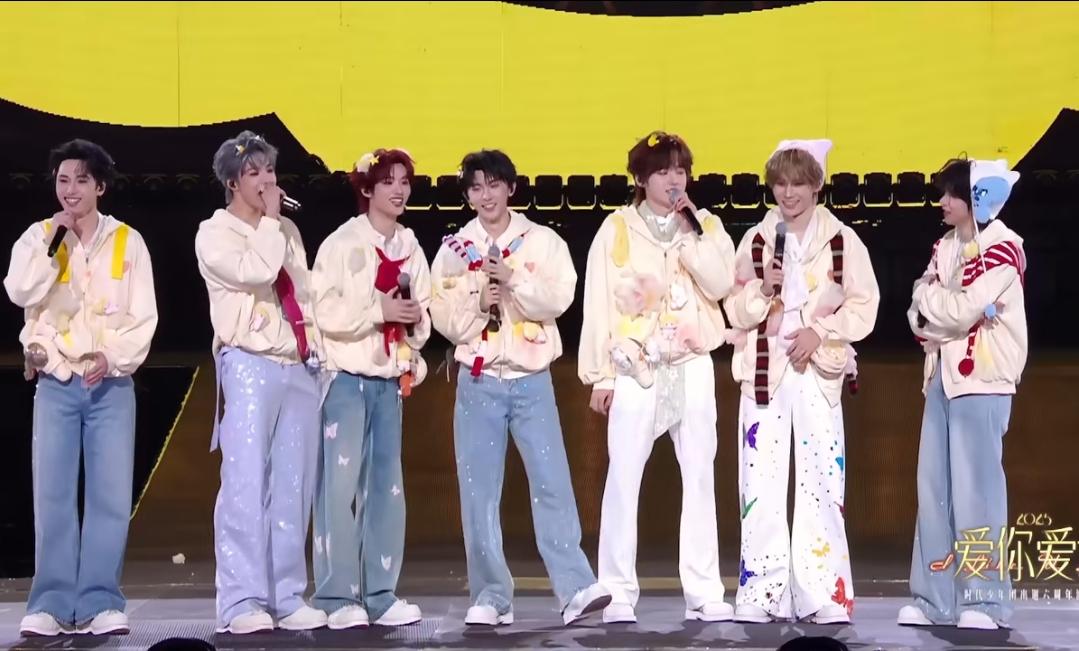 谁懂啊这13秒能循环一百遍！时团收尾说感谢词，丁程鑫刚准备谢公司先猛吸好几口气蓄