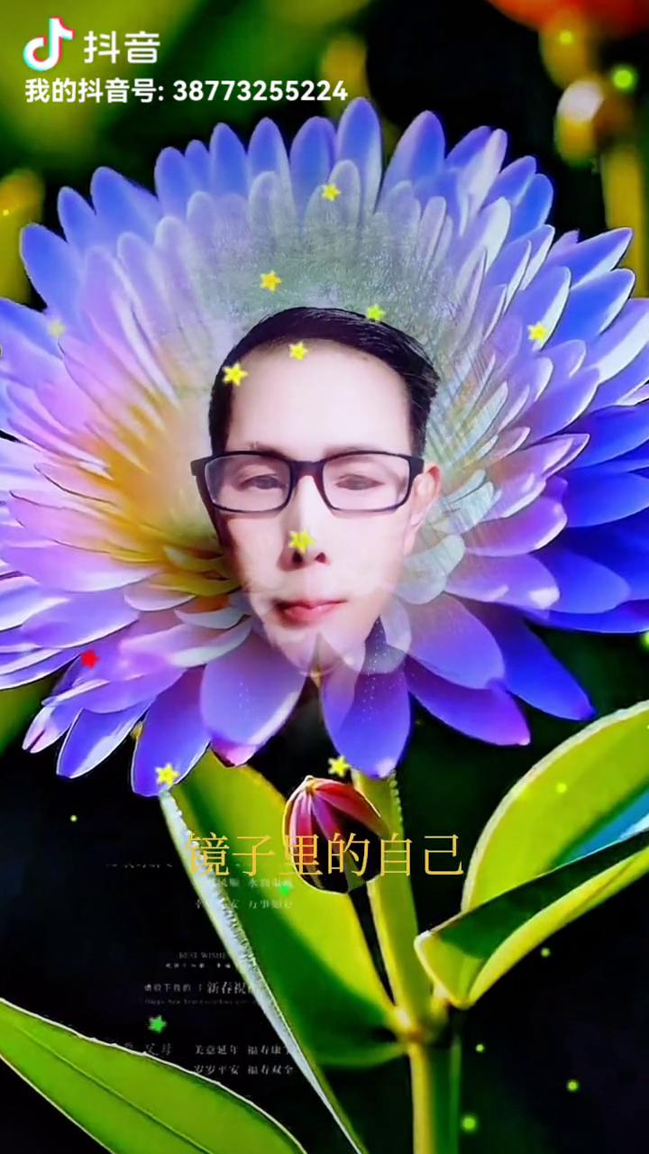 镜子里的自己，了些倦意，青春已慢慢成为回忆。在这变老的路上，我们要好好爱自己。