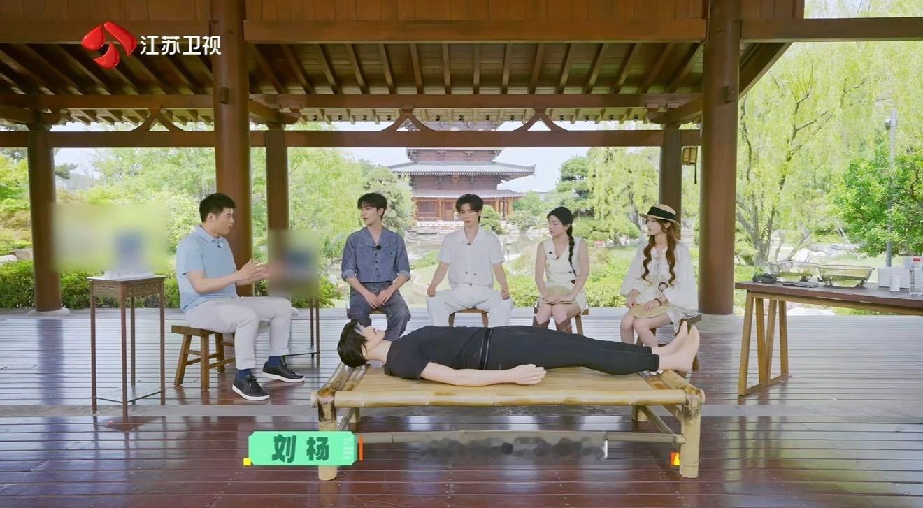 中暑后的正确急救方法国医少年志 夏天高温真的不是开玩笑的，中暑了千万别灌冰水！看