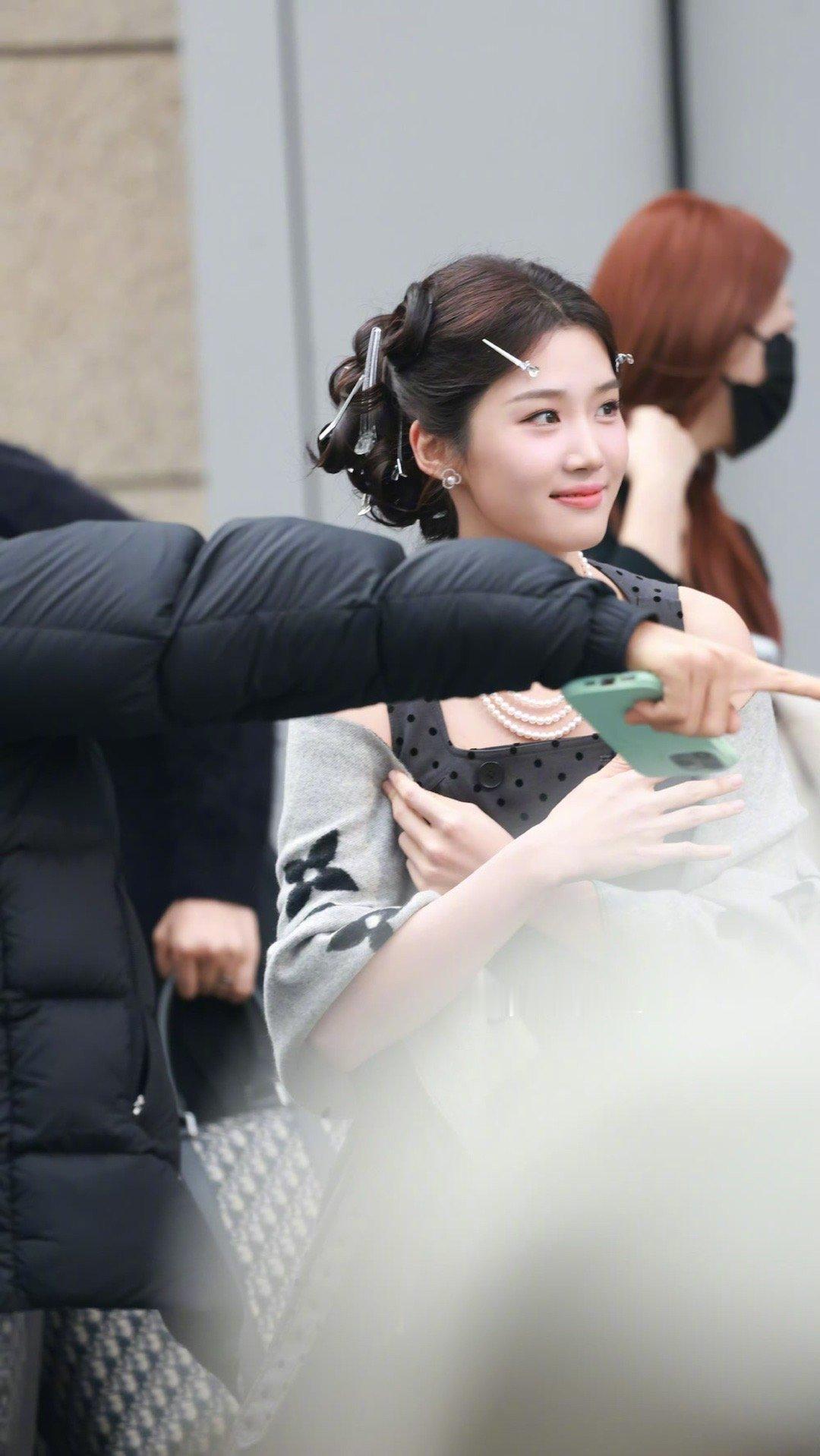 卢昱晓hi6上班造型路透 卢昱晓hi6上班路透🈶️灰色波点长裙完全沪上千金来的