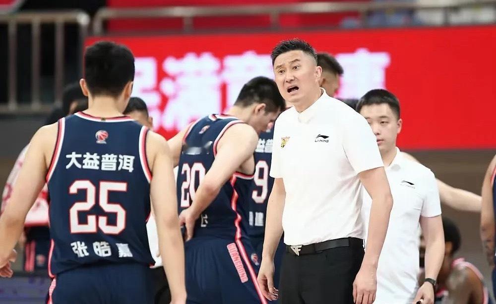 CBA官方陆续公布了本赛季的最佳阵容，以及各个单项奖项得主人选。媒体人付政浩进行