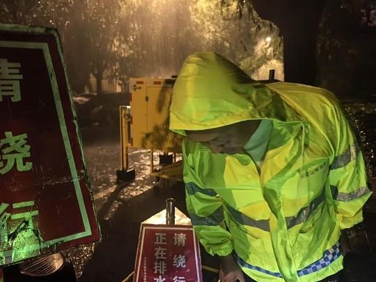 昨天开封突降暴雨，许多路段积水没过了路边石，小汽车泡在水里，远远望去，竟像一艘艘