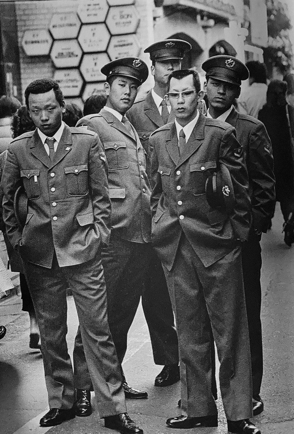 1980年代，东京原宿竹下通，几位刚刚入伍三个月的陆上自卫队队员。当时的陆上自卫