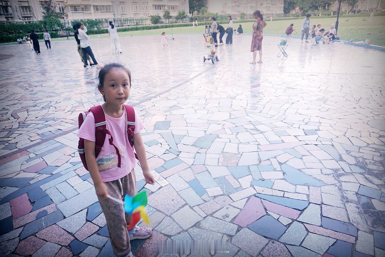晚安心语 小孙女上小学了，今天放学后带她回到上幼儿园的地方，操场上往日的小伙伴一
