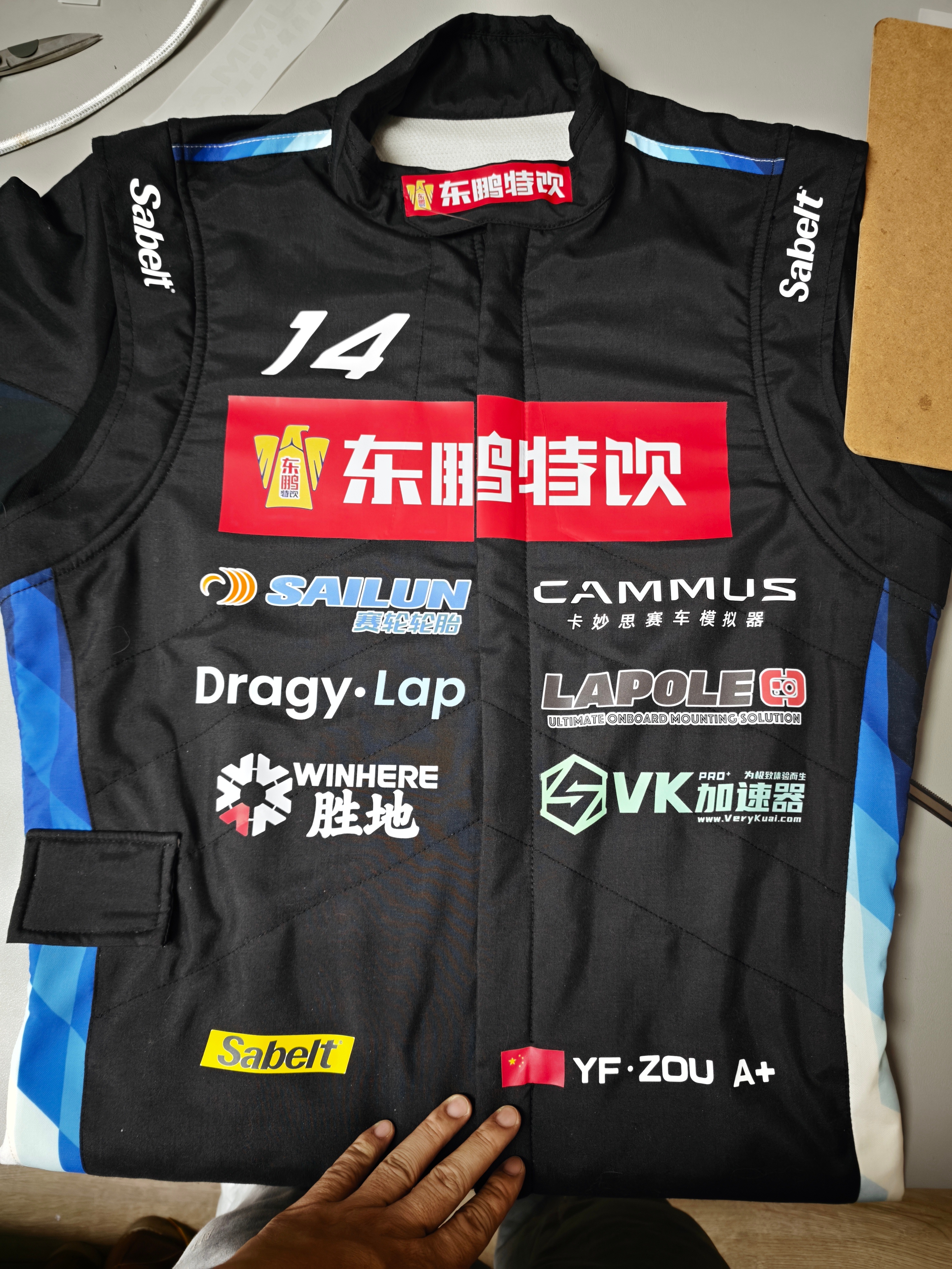 全新赛车服，东鹏特饮年框车手就位。3月17出发去纽北了。参加维斯塔潘同场所在的N