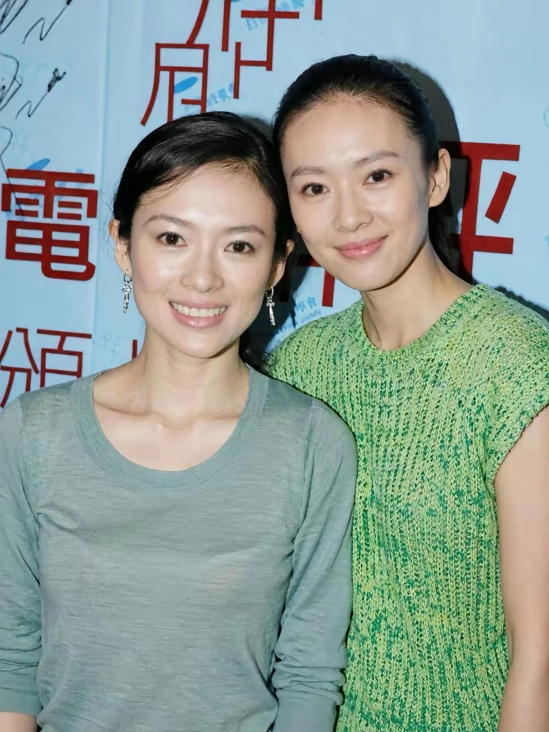 章子怡和童瑶同框合影，这也太像了，就像双胞胎姐妹。章子怡的五官更大气舒展，眉眼自