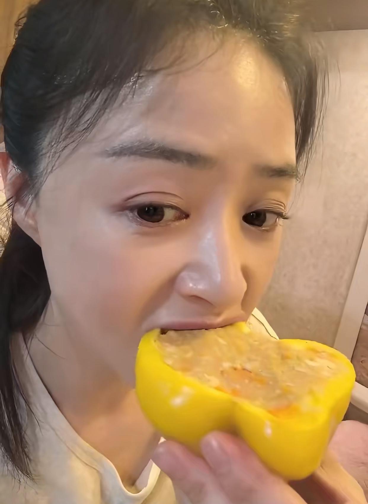 华妃宫里的小厨房又有新菜式了？
一时都没明白这是啥
话说女明星也够不容易的饭不能