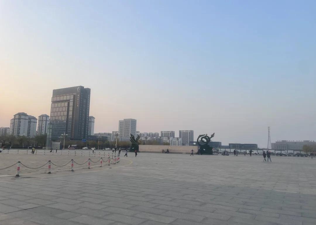 上午8点，从天津出发继续一路向南行进，今天导航终点是黄骅港的渤海广场，距离1 1