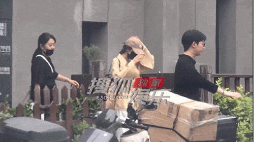 杨幂新中式现身艺术区忙工作路透图 ​​​